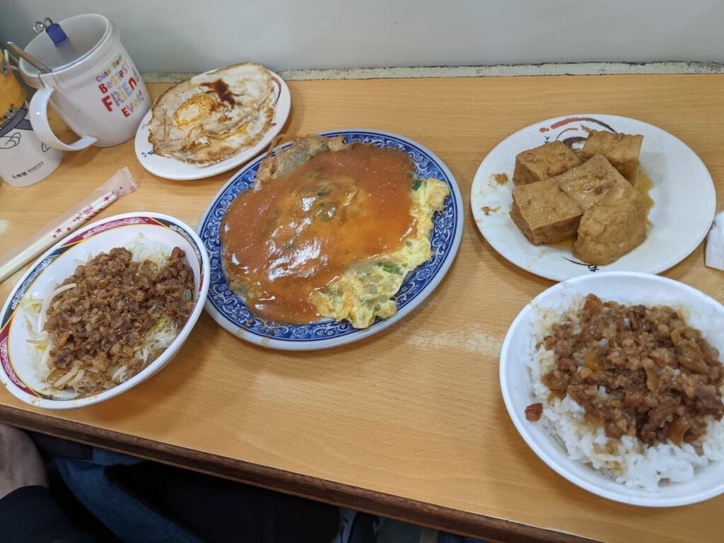 [西門町美食]西門町必吃-天天利美食坊-滷肉飯、半熟荷包蛋、蚵仔煎 | OurShare生活紀錄